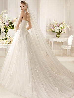 vestido de novia romantico estilo princesa en tul y escote asimetrico precios outlet