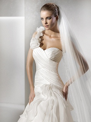 vestido de novia corte asimetrico con volantes y cuerpo drapeado vestido de novia corte asimetrico con volantes y cuerpo drapeado